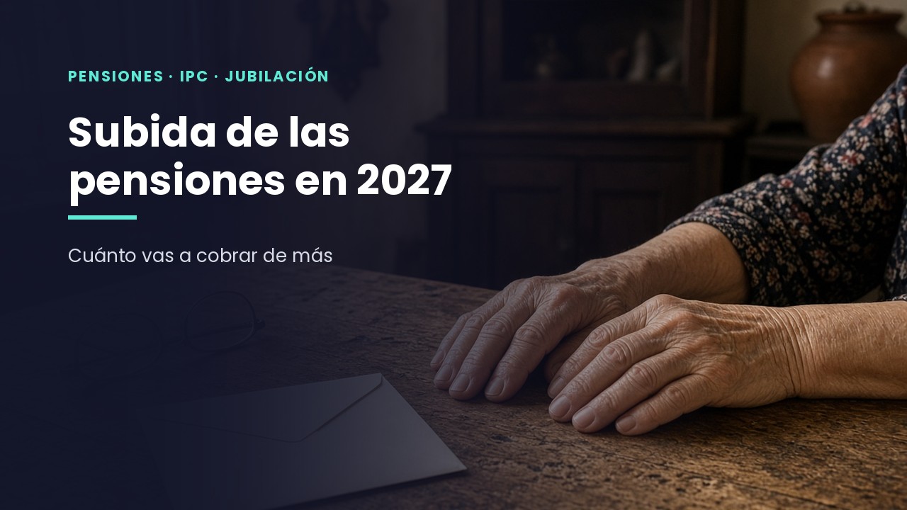Subida de las pensiones 2027: manos de una pensionista sobre la mesa de su cocina junto a un sobre y unas gafas